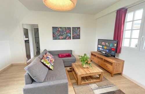 Saint-Martin-en-Biere Apartment | Tropical Cosy