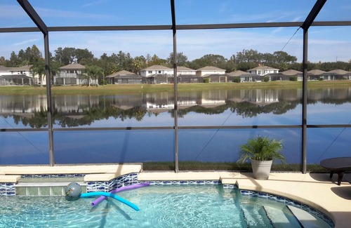Sunset Lakes Villa | Tropical, Cozy Lakefront Villa! Private pool; 5 mins to Disney; Gated Community!