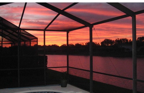 Sunset Lakes Villa | Tropical, Cozy Lakefront Villa! Private pool; 5 mins to Disney; Gated Community!