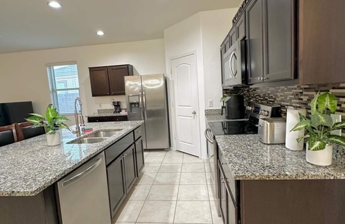 Maricopa House | Tropical Desert Oasis. New built! Family friendly. Grill,Tiki bar&Mountain view.