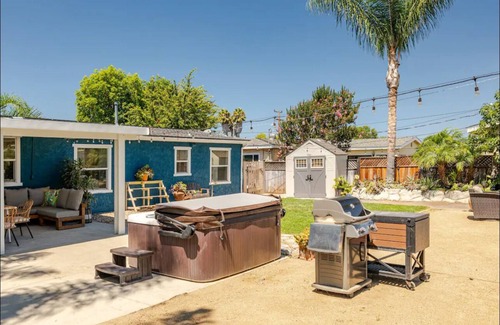 Clairemont Mesa West House | Tropical Desert Oasis w/BBQ, Hot Tub, Fire Pit, and relaxing yard ambiance.