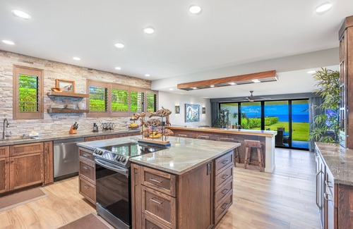 Princeville Condo | Tropical designer retreat right on the water with ocean view, pool & AC