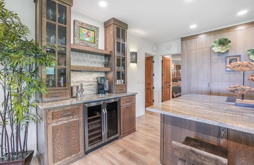 Princeville Condo | Tropical designer retreat right on the water with ocean view, pool & AC