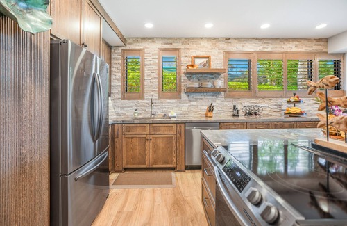 Princeville Condo | Tropical designer retreat right on the water with ocean view, pool & AC