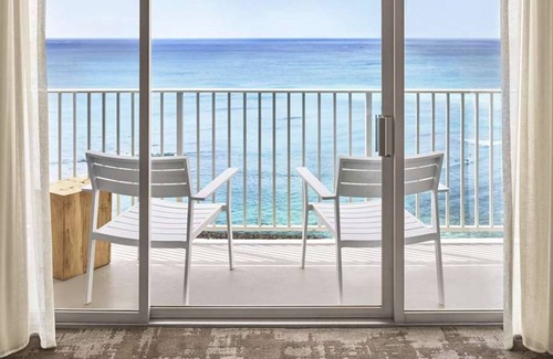 Waikiki Resort | Tropical Dream Right on Waikiki Beach! 3 Pet-Friendly Units, 2 Restaurants