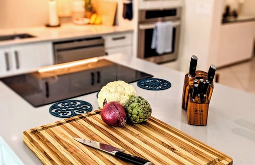 North Palm Beach House | Tropical Escape: King Bed+Heated Pool+Grill + 3 bed/2 bath + Sleeps 8