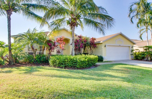 Biggar Villa | Tropical Family Home with WiFi, Deck, Private Pool and Convenient Location