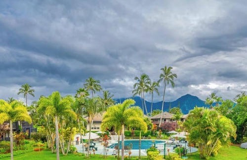 Kaiulani Condo | Tropical Garden Condo with AC and pool