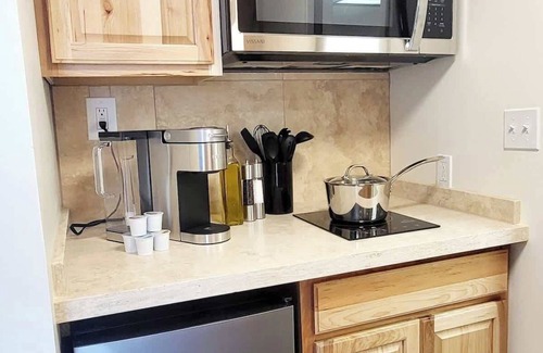 Hilo Apartment | Tropical Garden Condo with Pool Kitchen, and AC