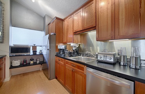 Kihei House | Tropical Garden Family Home & Penthouse - Sleeps 8 Walk to Beach, BBQ, Hot Tub
