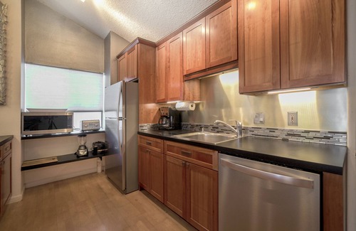 Kihei House | Tropical Garden Family Home & Penthouse - Sleeps 8 Walk to Beach, BBQ, Hot Tub