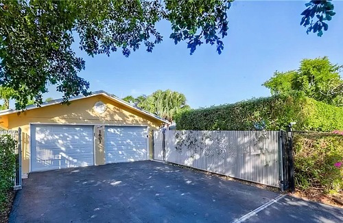 Riverside Park House | Tropical Gated 5 Bedroom 4 Bath House Pool / Guest House on Canal to New River