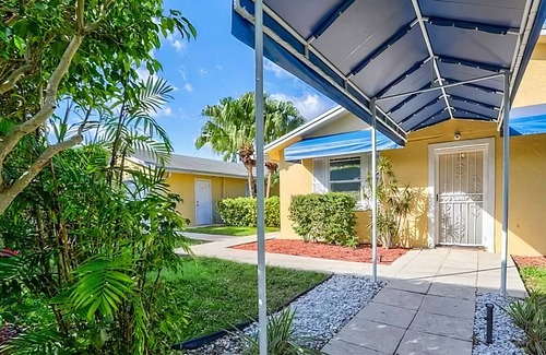 Riverside Park House | Tropical Gated 5 Bedroom 4 Bath House Pool / Guest House on Canal to New River