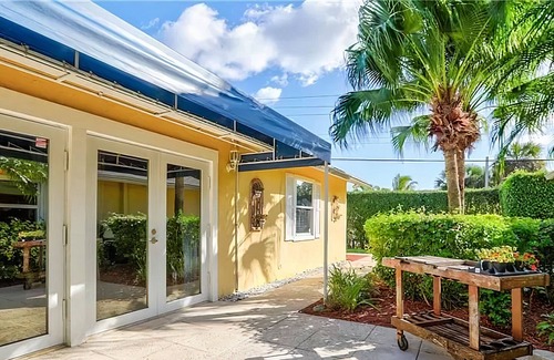 Riverside Park House | Tropical Gated 5 Bedroom 4 Bath House Pool / Guest House on Canal to New River
