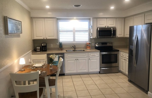 Englewood Apartment | Tropical Gateway to the Beaches. Caribbean Tiki Hut feeling - w/m discounts