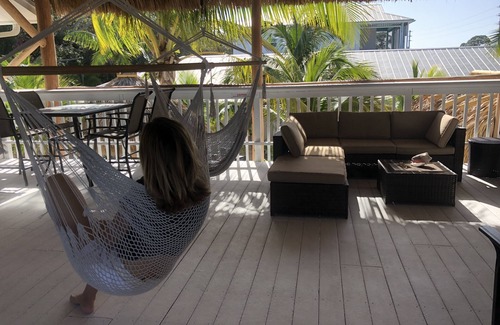 Englewood Apartment | Tropical Gateway to the Beaches. Caribbean Tiki Hut feeling - w/m discounts