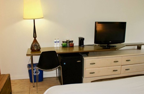 St. Pete Beach Resort | Tropical Getaway! Amazing Room | 2 Outdoor Pools | Steps from St. Pete Beach