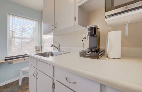 Central Mission Beach Apartment | * Tropical Getaway Beach Vacation Rental + Bikes!