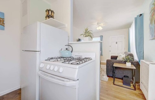 Central Mission Beach Apartment | * Tropical Getaway Beach Vacation Rental + Bikes!