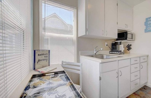 Central Mission Beach Apartment | * Tropical Getaway Beach Vacation Rental + Bikes!