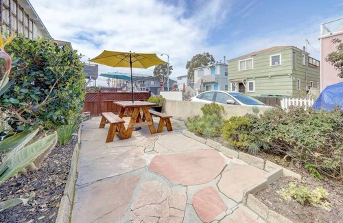 Central Mission Beach Apartment | * Tropical Getaway Beach Vacation Rental + Bikes!