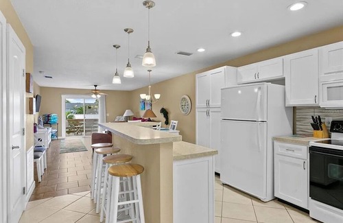 Whitney Beach Condo | Tropical Haven *A