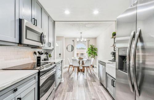 Port Tampa City House | Tropical Haven with Treehouse Deck and Hot Tub- Relax Near Picnic Island Beach