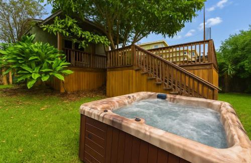 Port Tampa City House | Tropical Haven with Treehouse Deck and Hot Tub- Relax Near Picnic Island Beach
