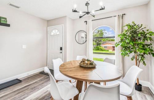 Port Tampa City House | Tropical Haven with Treehouse Deck and Hot Tub- Relax Near Picnic Island Beach
