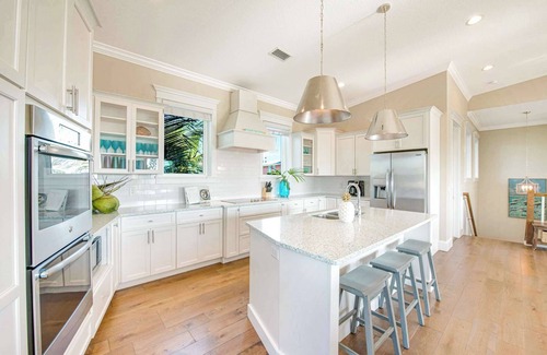 Bradenton Beach House | Tropical Hideaway - Luxury home near dining & beach