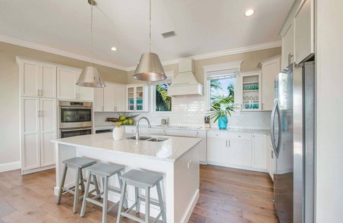 Bradenton Beach House | Tropical Hideaway - Luxury home near dining & beach
