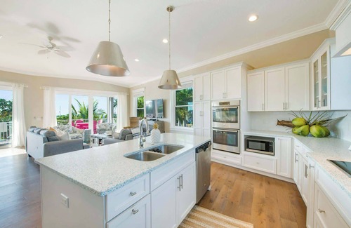 Bradenton Beach House | Tropical Hideaway - Luxury home near dining & beach