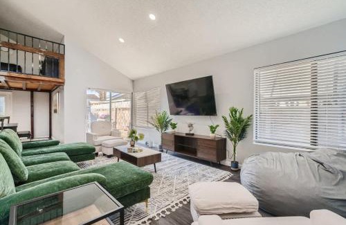 Spring Valley House | Tropical House with Heated Pool 10 Min to Strip