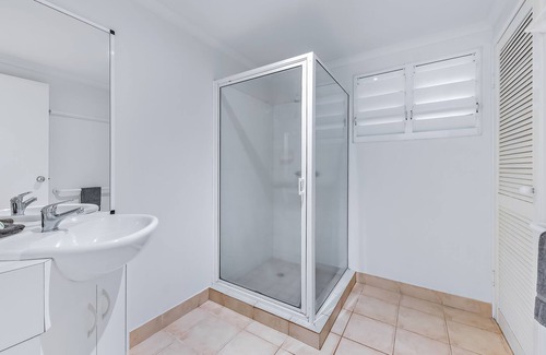 Jubilee Pocket Apartment | Tropical Mango WiFi Pool