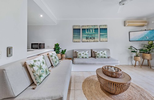 Jubilee Pocket Apartment | Tropical Mango WiFi Pool