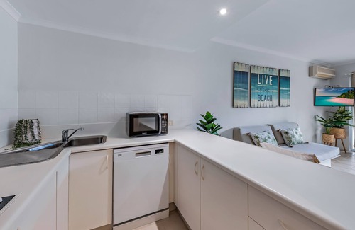 Jubilee Pocket Apartment | Tropical Mango WiFi Pool