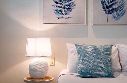 Jubilee Pocket Apartment | Tropical Mango WiFi Pool