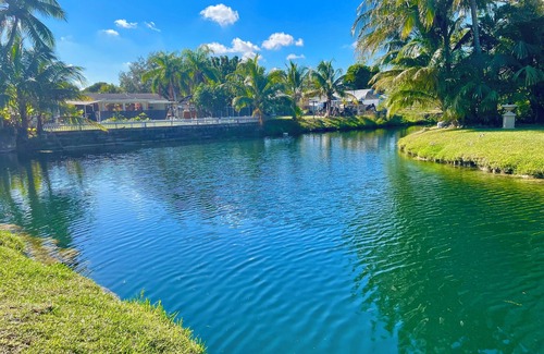 Palmetto Bay House | Tropical Miami Waterfront