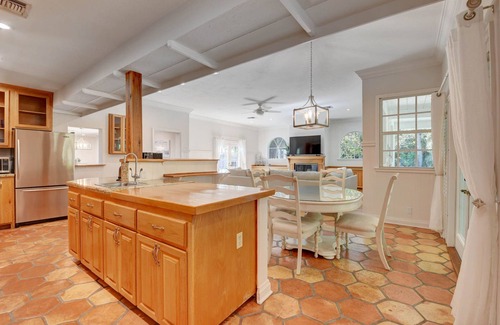 Lake Ida Shores House | Tropical Oasis - 5 bdrm w/pool & private cottage in Delray Beach