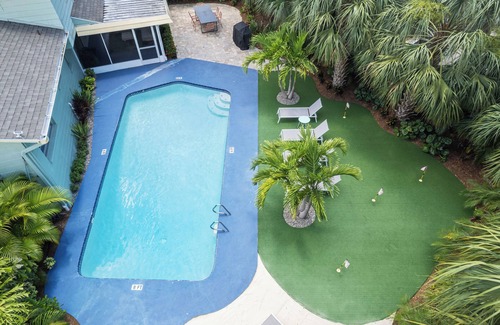 Bay Crest Park House | Tropical Oasis - Heated Pool - Hot Tub - Downtown and Beaches