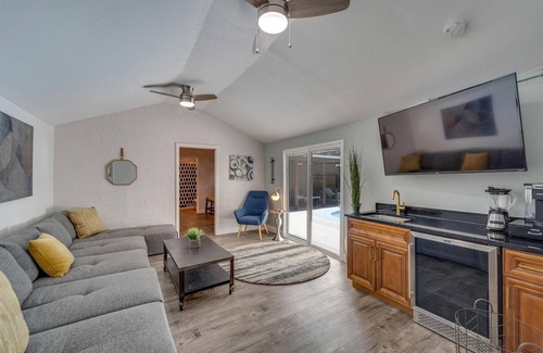 Bearss Plaza House | Tropical Oasis/Pool/9 Beds/4 BA/7 TVs