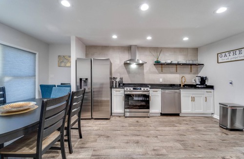 Bearss Plaza House | Tropical Oasis/Pool/9 Beds/4 BA/7 TVs