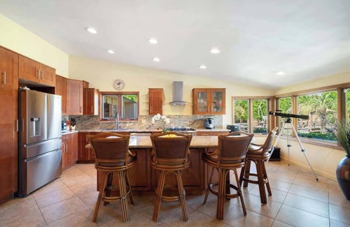 Magnesia Falls Cove House | Tropical Oasis: Slide into Desert Bliss