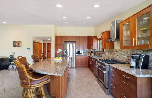 Magnesia Falls Cove House | Tropical Oasis: Slide into Desert Bliss