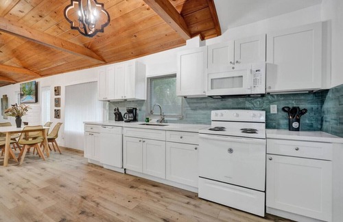 Sailboat Bend House | Tropical Oasis: 2BR House/Pool
