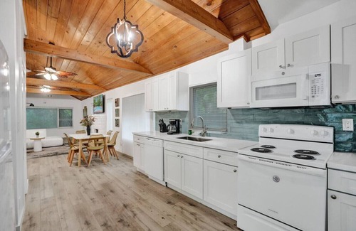 Sailboat Bend House | Tropical Oasis: 2BR House/Pool
