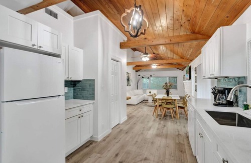 Sailboat Bend House | Tropical Oasis: 2BR House/Pool