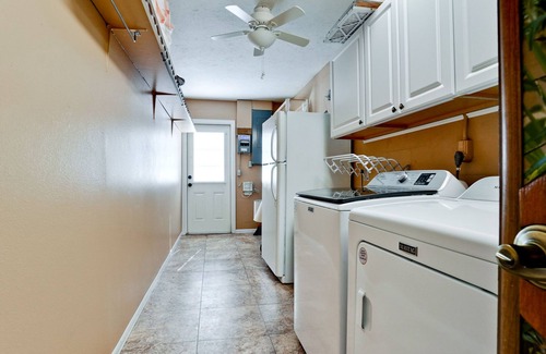 Palma Sola House | Tropical Oasis with heated pool/jacuzzi - 10 min from Anna Maria Island beach!
