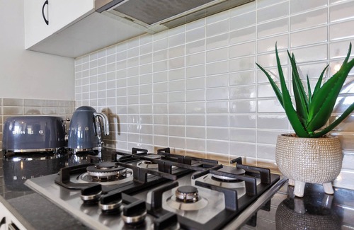 Bungalow Apartment | Tropical Paradise Cairns - 9 Pools,Gym, & BBQ