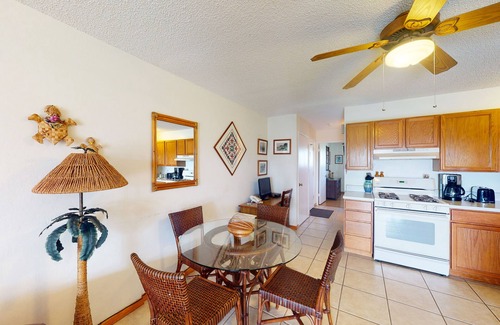 Ualapue Condo | Tropical Paradise Condo w/Shared Tennis Court & Pool + Free WiFi and Water Views